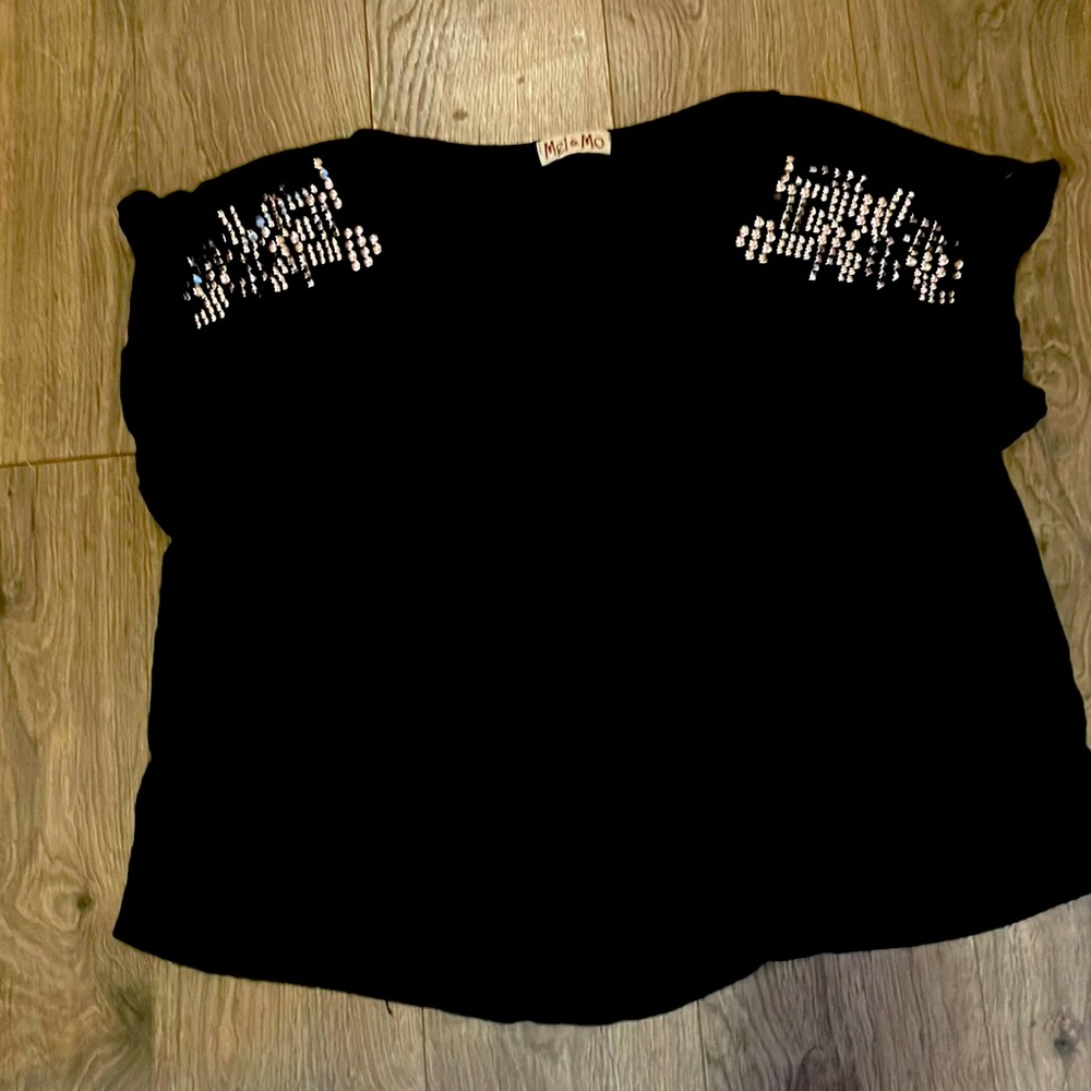 Black top with slice design - Picture 1 of 1
